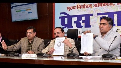 Uttar Pradesh chief election officer Navdeep Rinwa speaking during a press conference, in Lucknow on Tuesday. (deepak gupta/ht photo) Uttar Pradesh chief election officer Navdeep Rinwa speaking during a press conference, in Lucknow on Tuesday. (deepak gupta/ht photo)