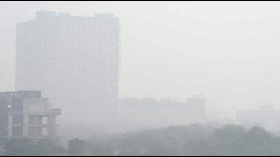 As per the India Meteorological Department (IMD), Gautam Budh Nagar recorded a minimum temperature of 7.6 degrees Celsius on Tuesday, while the maximum temperature was around 16 degrees Celsius. (Sunil Ghosh/HT Photo)