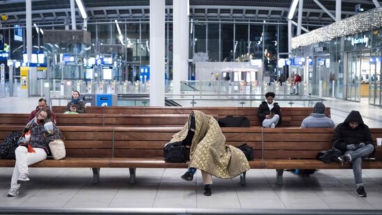 Passengers wait at the hall of Utrecht Central Station as Dutch Railways (NS) train service is unavailable due to winter weather and an IT outage. (ANP / AFP) / Netherlands OUT)