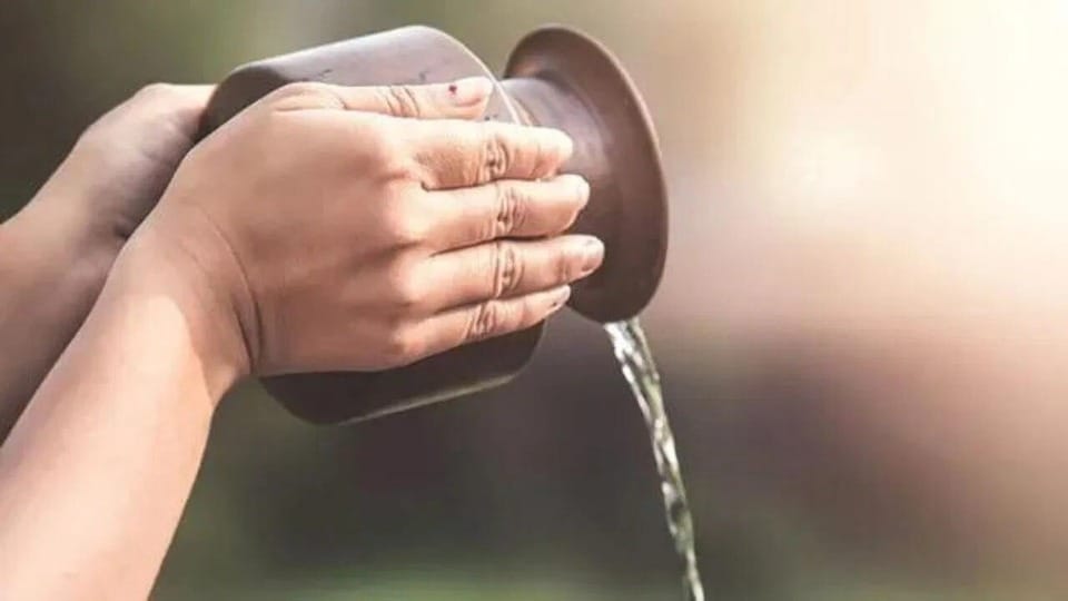 বাড়িতে নিয়ম না জেনে গঙ্গাজল রাখলে মিলবে না সুফল! ভালো ফল পেতে মাথায় রাখুন এই সব নিয়ম