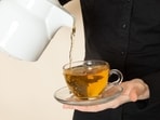 In today’s ‘likes‑over‑safety’ culture, a doctor has warned against the hot tea challenge. (Freepik)