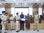 డీజీపీ శివధర్ రెడ్డి, ఐపీఎస్ శిఖా గోయల్ చేతుల మీదుగా ప్రశంసా పత్రం అందుకున్న హెడ్ కానిస్టేబుల్ స్వరూప