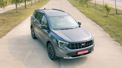 The Mahindra XUV 7XO AX3 Diesel AT carries the same updated front design as higher trims, keeping visual differences minimal
