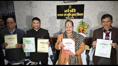 Bihar Deputy CM and Revenue & Land Reforms Minister Vijay Sinha and others releasing compendium during a press conference at Secretariat in Patna, Wednesday (SANTOSH KUMAR/HT)