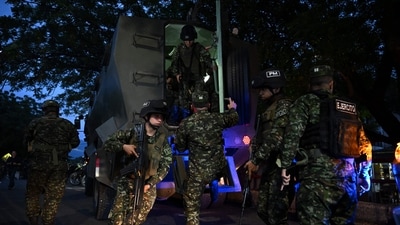 Colombian soldiers get out of a military truck on the Francisco de Paula Santander International Bridge during a patrol near the border with Venezuela in Cucuta, Colombia. (AFP) Colombian soldiers get out of a military truck on the Francisco de Paula Santander International Bridge during a patrol near the border with Venezuela in Cucuta, Colombia. (AFP)