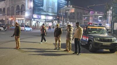 Police personnel patrolling the Hazratganj crossing in Lucknow late on Wednesday evening. (Mushtaq Ali/HT Photo)
