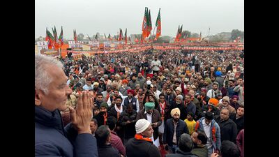 Punjab BJP chief Sunil Jakhar addressing a gathering at Kheowali Dhaba village in Fazilka district on Wednesday. (HT) Punjab BJP chief Sunil Jakhar addressing a gathering at Kheowali Dhaba village in Fazilka district on Wednesday. (HT)