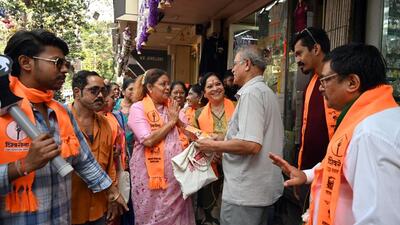 Vishakha Raut, a candidate of the Shiv Sena (UBT) from Ward no 191, also visited Mahim as part of her campaign for BMC elections. (Raju Shinde/HT Photo) Vishakha Raut, a candidate of the Shiv Sena (UBT) from Ward no 191, also visited Mahim as part of her campaign for BMC elections. (Raju Shinde/HT Photo)