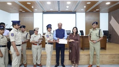 డీజీపీ శివధర్ రెడ్డి, ఐపీఎస్ శిఖా గోయల్ చేతుల మీదుగా ప్రశంసా పత్రం అందుకున్న హెడ్ కానిస్టేబుల్ స్వరూప డీజీపీ శివధర్ రెడ్డి, ఐపీఎస్ శిఖా గోయల్ చేతుల మీదుగా ప్రశంసా పత్రం అందుకున్న హెడ్ కానిస్టేబుల్ స్వరూప