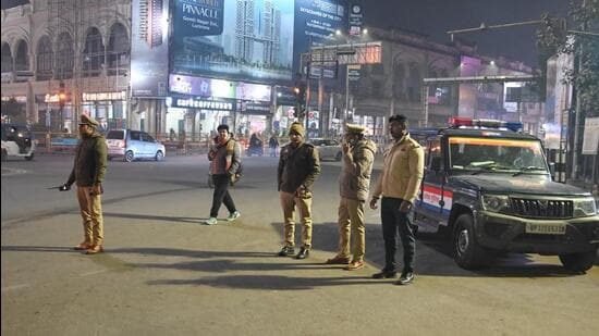 Police personnel patrolling the Hazratganj crossing in Lucknow late on Wednesday evening. (Mushtaq Ali/HT Photo)