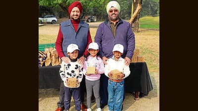 CGC president Ravibir Singh (right) and media and publicity chairman Dr GS Kochhar with junior golfers during the prize distribution ceremony at the Chandigarh Golf Club on Thursday. (HT Photo)