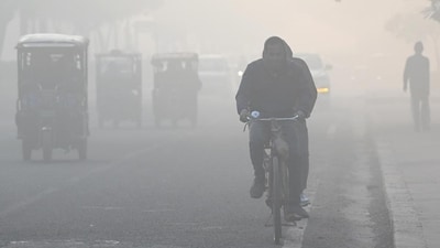 Delhi on Wednesday recorded cold day conditions, the second time in a row, as the day temperature here was recorded at 16.7 degrees Celsius, 2.3 notches below the seasonal average (Sunil Ghogh/HT Photo) Delhi on Wednesday recorded cold day conditions, the second time in a row, as the day temperature here was recorded at 16.7 degrees Celsius, 2.3 notches below the seasonal average (Sunil Ghogh/HT Photo)