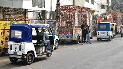 In a memorandum submitted to the commissioner recently, Lucknow Auto Rickshaw Three-Wheelers’ Association said Lucknow is witnessing the registration of nearly 300 e-rickshaws and 600 e-autos every month, taking the total number of such vehicles beyond 1.25 lakh (Mushtaq Ali/HT Photo)