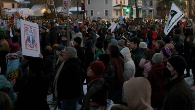 MINNEAPOLIS, MINNESOTA - JANUARY 07: People gather for a vigil following a shooting by an ICE agent during federal law enforcement operations on January 07, 2026 in Minneapolis, Minnesota. (Photo by David Berding / GETTY IMAGES NORTH AMERICA / Getty Images via AFP) (Getty Images via AFP) MINNEAPOLIS, MINNESOTA - JANUARY 07: People gather for a vigil following a shooting by an ICE agent during federal law enforcement operations on January 07, 2026 in Minneapolis, Minnesota. (Photo by David Berding / GETTY IMAGES NORTH AMERICA / Getty Images via AFP) (Getty Images via AFP)