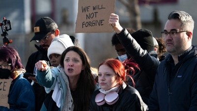 People confront Minneapolis Police officers holding a perimeter after a shooting by an ICE agent during federal law enforcement operations on January 07, 2026 in Minneapolis, Minnesota. (Photo by Stephen Maturen / GETTY IMAGES NORTH AMERICA / Getty Images via AFP) (Getty Images via AFP) People confront Minneapolis Police officers holding a perimeter after a shooting by an ICE agent during federal law enforcement operations on January 07, 2026 in Minneapolis, Minnesota. (Photo by Stephen Maturen / GETTY IMAGES NORTH AMERICA / Getty Images via AFP) (Getty Images via AFP)