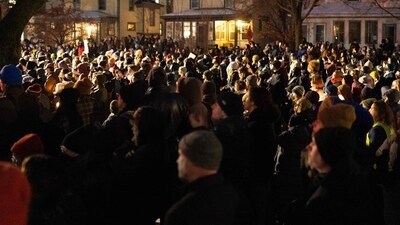 MINNEAPOLIS, MINNESOTA - JANUARY 07: People visit a memorial for Renee Nicole Good on January 07, 2026 in Minneapolis, Minnesota. (Photo by SCOTT OLSON / GETTY IMAGES NORTH AMERICA / Getty Images via AFP) (Getty Images via AFP) MINNEAPOLIS, MINNESOTA - JANUARY 07: People visit a memorial for Renee Nicole Good on January 07, 2026 in Minneapolis, Minnesota. (Photo by SCOTT OLSON / GETTY IMAGES NORTH AMERICA / Getty Images via AFP) (Getty Images via AFP)
