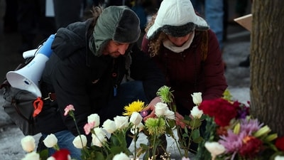 MINNEAPOLIS, MINNESOTA - JANUARY 07: People gather for a vigil following a shooting by an ICE agent during federal law enforcement operations on January 07, 2026 in Minneapolis, Minnesota. (Photo by David Berding / GETTY IMAGES NORTH AMERICA / Getty Images via AFP) (Getty Images via AFP) MINNEAPOLIS, MINNESOTA - JANUARY 07: People gather for a vigil following a shooting by an ICE agent during federal law enforcement operations on January 07, 2026 in Minneapolis, Minnesota. (Photo by David Berding / GETTY IMAGES NORTH AMERICA / Getty Images via AFP) (Getty Images via AFP)