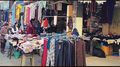 Unregistered vendors have occupied verandas and footpaths in market areas, leaving little to no space for pedestrians. (Sant Arora/HT) Unregistered vendors have occupied verandas and footpaths in market areas, leaving little to no space for pedestrians. (Sant Arora/HT)