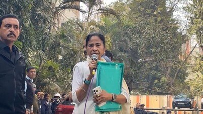 আইপ্যাকের কর্ণধার প্রতীক জৈনের বাড়ির বাইরে মমতা বন্দ্যোপাধ্যায়। আইপ্যাকের কর্ণধার প্রতীক জৈনের বাড়ির বাইরে মমতা বন্দ্যোপাধ্যায়।