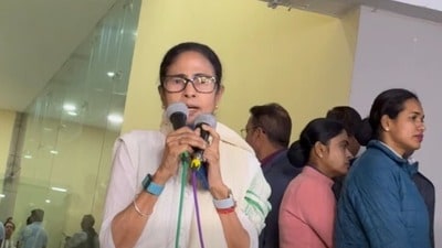 আইপ্যাকের অফিসের বাইরে মুখ্যমন্ত্রী মমতা বন্দ্যোপাধ্যায়। আইপ্যাকের অফিসের বাইরে মুখ্যমন্ত্রী মমতা বন্দ্যোপাধ্যায়।