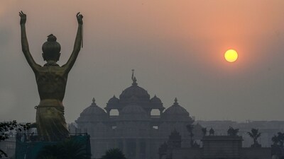 Gram it: Sunsets acquire a distinct sheen when it's winter time in Delhi. Here's a glimpse of the same, though shrouded in smog, as seen near the Akshardham Temple on a cold and foggy day in the Capital. (Photo: Raj K Raj/HT)