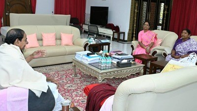 కేసీఆర్ నివాసానికి మహిళా మంత్రులు కేసీఆర్ నివాసానికి మహిళా మంత్రులు