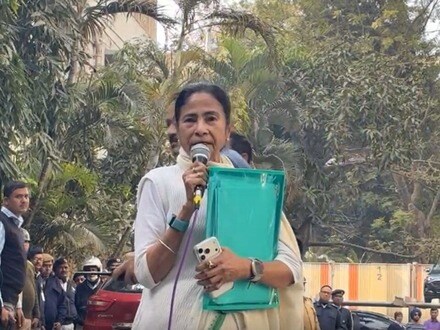 আইপ্যাকের কর্ণধার প্রতীক জৈনের বাড়ির বাইরে মমতা বন্দ্যোপাধ্যায়।
