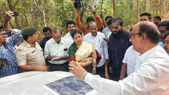 అధికారులతో ఎంపీ పురంధేశ్వరి