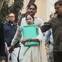 আইপ্যাকের কর্ণধার প্রতীক জৈনের বাড়ির বাইরে মমতা বন্দ্যোপাধ্যায়। হাতে সবুজ ফাইল। (ছবি সৌজন্যে পিটিআই)