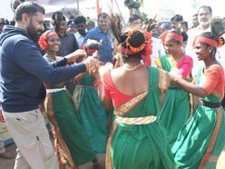 <p>ఆదివాసీ మహిళలతో కలిసిన డిప్యూటీ సీఎం పవన్ కల్యాణ్ కాసేపు స్టెప్పులు వేశారు.</p>