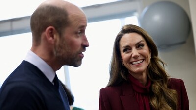Britain's Catherine, Princess of Wales looks at  Prince William, Prince of Wales during a visit to the therapy gym at Charing Cross Hospital, in London, Britain, January 8, 2026. REUTERS/Isabel Infantes/Pool (REUTERS)
