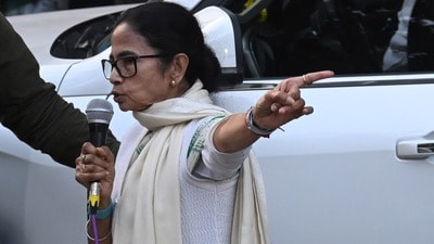 সল্টলেকে আইপ্যাক অফিসের সামনে মুখ্যমন্ত্রী মমতা বন্দ্যোপাধ্যায়। (ছবি সৌজন্যে, সমীর জানা/হিন্দুস্তান টাইমস) সল্টলেকে আইপ্যাক অফিসের সামনে মুখ্যমন্ত্রী মমতা বন্দ্যোপাধ্যায়। (ছবি সৌজন্যে, সমীর জানা/হিন্দুস্তান টাইমস)