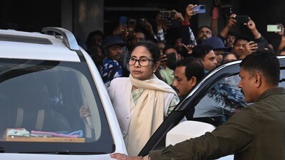 সল্টলেকে আইপ্যাকের অফিসের বাইরে মুখ্যমন্ত্রী মমতা বন্দ্যোপাধ্যায়। (ছবি সৌজন্যে, সমীর জানা/হিন্দুস্তান টাইমস) সল্টলেকে আইপ্যাকের অফিসের বাইরে মুখ্যমন্ত্রী মমতা বন্দ্যোপাধ্যায়। (ছবি সৌজন্যে, সমীর জানা/হিন্দুস্তান টাইমস)