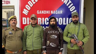 J&K police with arrested accuse on Friday. (HT Photo)