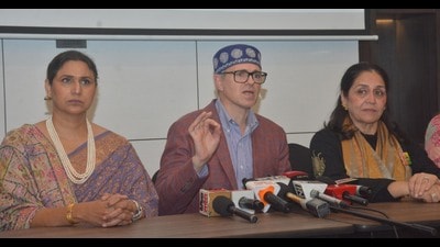 Jammu and Kashmir chief minister Omar Abdullah addressing a press conference in Amritsar on Friday. (Sameer Sehgal/HT)