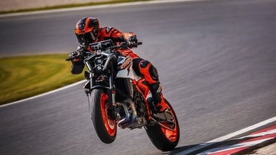 KTM 990 Duke R was first showcased at EICMA 2024. It featuresn 8.8-inch touchscreen TFT with offline map navigation, 130 PS, 103 Nm, and fully adjustable WP APEX suspension with linkage at the rear. KTM 990 Duke R was first showcased at EICMA 2024. It featuresn 8.8-inch touchscreen TFT with offline map navigation, 130 PS, 103 Nm, and fully adjustable WP APEX suspension with linkage at the rear.