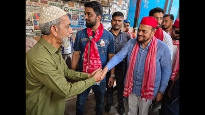 Maharashtra SP MLA Abu Asim Azmi meeting voters ahead of the civic elections in Mumbai. (PIC: X) Maharashtra SP MLA Abu Asim Azmi meeting voters ahead of the civic elections in Mumbai. (PIC: X)