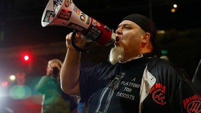 A protester chants slogans outside the Portland ICE facility during a demonstration, after U.S. federal agents shot two people in Portland, Oregon, U.S., January 8, 2026. REUTERS/John Rudoff (REUTERS)