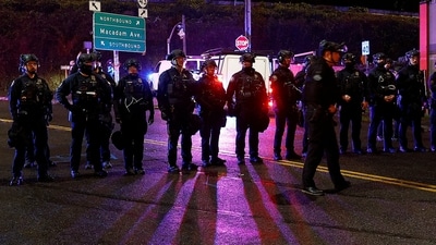 Riot police stand guard as demonstrators gather outside the Portland ICE facility to protest after U.S. federal agents shot two people in Portland, Oregon, U.S., January 8, 2026. REUTERS/John Rudoff (REUTERS)