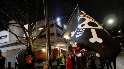 A demonstrator waves a Straw Hat Pirates' Jolly Roger flag from One Piece as protestors gather outside the Portland ICE facility after U.S. federal agents shot two people, in Portland, Oregon, U.S., January 8, 2026. REUTERS/John Rudoff (REUTERS)