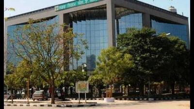 The general house meeting of the Mohali Municipal Corporation (MC) on Friday witnessed sharp exchanges and a prolonged uproar over what councillors termed the civic body’s “selective” action against encroachers, even as the MC proposed imposing penalties on residents found occupying green belts and berms. (HT) The general house meeting of the Mohali Municipal Corporation (MC) on Friday witnessed sharp exchanges and a prolonged uproar over what councillors termed the civic body’s “selective” action against encroachers, even as the MC proposed imposing penalties on residents found occupying green belts and berms. (HT)