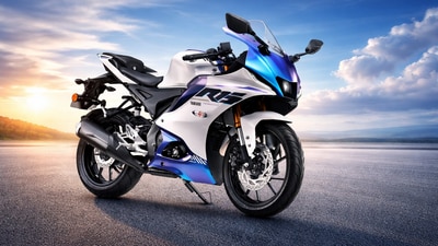 Yamaha R15 uses a liquid-cooled 155 cc engine. Yamaha R15 uses a liquid-cooled 155 cc engine.