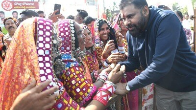 <p>ఏపీ డిప్యూటీ సీఎం పవన్ కల్యాణ్ పిఠాపురంలో పర్యటించారు. ఓ. బి. ఎస్ మున్సిపల్ హైస్కూల్ ప్రాంగణంలో ఘనంగా ప్రారంభమైన పీఠికాపుర సంక్రాంతి మహోత్సవ వేడుకల్లో పాల్గొన్నారు. సాంస్కృతిక కార్యక్రమాలతో పాటు హస్తకళలు, చేనేత కళలు గొప్పదనాన్ని చాటేలా ఏర్పాటు చేసిన స్టాల్స్ ను సందర్శించారు.</p> <p>ఏపీ డిప్యూటీ సీఎం పవన్ కల్యాణ్ పిఠాపురంలో పర్యటించారు. ఓ. బి. ఎస్ మున్సిపల్ హైస్కూల్ ప్రాంగణంలో ఘనంగా ప్రారంభమైన పీఠికాపుర సంక్రాంతి మహోత్సవ వేడుకల్లో పాల్గొన్నారు. సాంస్కృతిక కార్యక్రమాలతో పాటు హస్తకళలు, చేనేత కళలు గొప్పదనాన్ని చాటేలా ఏర్పాటు చేసిన స్టాల్స్ ను సందర్శించారు.</p>