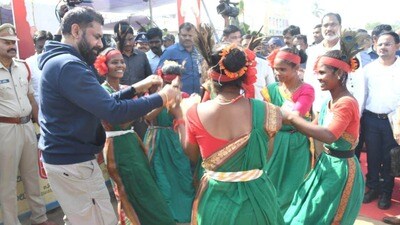 <p>ఆదివాసీ మహిళలతో కలిసిన డిప్యూటీ సీఎం పవన్ కల్యాణ్ కాసేపు స్టెప్పులు వేశారు.</p> <p>ఆదివాసీ మహిళలతో కలిసిన డిప్యూటీ సీఎం పవన్ కల్యాణ్ కాసేపు స్టెప్పులు వేశారు.</p>