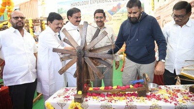 <p>చేతితో నూలు వడకడానికి ఉపయోగించే రాట్నంతో ఏర్పాటు చేసిన స్టాల్ ను పవన్ కల్యాణ్ పరిశీలించారు.</p> <p>చేతితో నూలు వడకడానికి ఉపయోగించే రాట్నంతో ఏర్పాటు చేసిన స్టాల్ ను పవన్ కల్యాణ్ పరిశీలించారు.</p>