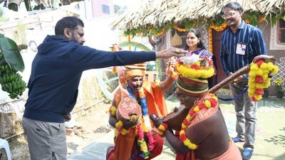 <p>ఈ సందర్భంగా మాట్లాడిన పవన్ కల్యాణ్… తెలంగాణ ప్రజలకు ఆంధ్రప్రజల ప్రేమను తీసుకెళ్లండంటూ పిలుపునిచ్చారు. </p> <p>ఈ సందర్భంగా మాట్లాడిన పవన్ కల్యాణ్… తెలంగాణ ప్రజలకు ఆంధ్రప్రజల ప్రేమను తీసుకెళ్లండంటూ పిలుపునిచ్చారు. </p>