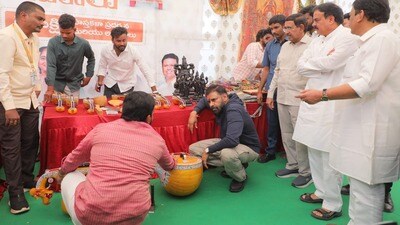 <p>“పిఠాపురంలో చిన్న చెట్టు మీద పక్షి ఈక రాలిపడినా పెద్ద వార్త అయిపోతుంది, తాటాకు చప్పుడు కూడా వైరల్ చేస్తున్నారు. ఎవరో వచ్చి ఇక్కడ ప్రజల మధ్య సంబంధాలు చెడగొట్టాలని చూస్తున్నారు. ప్రజలు గమనించాలి. ఇతర ఏ ప్రముఖ నాయకుల నియోజకవర్గాల్లో ఇలా జరగదు. గత ప్రభుత్వ హాయంలో పిఠాపురం నియోజకవర్గానికి ఎన్ని కోట్లు కేటాయించి పనులు చేశారో చూడండి, నేను పిఠాపురం MLA గా గెలిచాక కేవలం తొలి సంవత్సరంలో <span class='webrupee'>₹</span>308 కోట్లు కేటాయించి ఈ మార్చి నాటికి పనులు కూడా పూర్తి చేసేలా అభివృద్ధి చేపట్టాము. ఇది ప్రజలు గమనించాలి" అని పవన్ కల్యాణ్ కోరారు.</p> <p>“పిఠాపురంలో చిన్న చెట్టు మీద పక్షి ఈక రాలిపడినా పెద్ద వార్త అయిపోతుంది, తాటాకు చప్పుడు కూడా వైరల్ చేస్తున్నారు. ఎవరో వచ్చి ఇక్కడ ప్రజల మధ్య సంబంధాలు చెడగొట్టాలని చూస్తున్నారు. ప్రజలు గమనించాలి. ఇతర ఏ ప్రముఖ నాయకుల నియోజకవర్గాల్లో ఇలా జరగదు. గత ప్రభుత్వ హాయంలో పిఠాపురం నియోజకవర్గానికి ఎన్ని కోట్లు కేటాయించి పనులు చేశారో చూడండి, నేను పిఠాపురం MLA గా గెలిచాక కేవలం తొలి సంవత్సరంలో <span class='webrupee'>₹</span>308 కోట్లు కేటాయించి ఈ మార్చి నాటికి పనులు కూడా పూర్తి చేసేలా అభివృద్ధి చేపట్టాము. ఇది ప్రజలు గమనించాలి" అని పవన్ కల్యాణ్ కోరారు.</p>