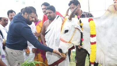 <p>“నాకు ఇక్కడ ఉండటం కంటే కూడా, నేను లేకపోయినా మీ పనులు పూర్తయ్యే వ్యవస్థ ఏర్పాటు చేయడం ముఖ్యం. నేను ఉంటేనే, నన్ను కలిస్తేనే పనులు అవుతాయి అంటే అది పరిపాలన వైఫల్యంగా నేను భావిస్తాను. ఈరోజు పిఠాపురం సింగపూర్ తరహాలో వ్యక్తి మీద ఆధారపడకుండా వ్యవస్థ పనిచేసేలా తీర్చిదిద్దుతున్నాము.నేను పిఠాపురం నుండి గెలిచి జాతీయ స్థాయిలో జనసేన పేరు వినపడేలా పనిచేస్తున్నాను. పిఠాపురం వరకు పరిమితం చేయకండి. నేను పేరంటాలకు, ఫంక్షన్లకు అటెండ్ కావడం కంటే పిఠాపురాన్ని మోడల్ నియోజకవర్గంగా తీర్చిదిద్దడమే లక్ష్యంగా పనిచేస్తున్నాను.నేను ఎక్కడా ఉన్నా నా గుండెల్లో పిఠాపురం ఉంటుంది అనే విషయం పిఠాపురం ప్రజలు గుర్తుపెట్టుకోండి” అని పవన్ కల్యాణ్ స్పష్టం చేశారు.</p> <p>“నాకు ఇక్కడ ఉండటం కంటే కూడా, నేను లేకపోయినా మీ పనులు పూర్తయ్యే వ్యవస్థ ఏర్పాటు చేయడం ముఖ్యం. నేను ఉంటేనే, నన్ను కలిస్తేనే పనులు అవుతాయి అంటే అది పరిపాలన వైఫల్యంగా నేను భావిస్తాను. ఈరోజు పిఠాపురం సింగపూర్ తరహాలో వ్యక్తి మీద ఆధారపడకుండా వ్యవస్థ పనిచేసేలా తీర్చిదిద్దుతున్నాము.నేను పిఠాపురం నుండి గెలిచి జాతీయ స్థాయిలో జనసేన పేరు వినపడేలా పనిచేస్తున్నాను. పిఠాపురం వరకు పరిమితం చేయకండి. నేను పేరంటాలకు, ఫంక్షన్లకు అటెండ్ కావడం కంటే పిఠాపురాన్ని మోడల్ నియోజకవర్గంగా తీర్చిదిద్దడమే లక్ష్యంగా పనిచేస్తున్నాను.నేను ఎక్కడా ఉన్నా నా గుండెల్లో పిఠాపురం ఉంటుంది అనే విషయం పిఠాపురం ప్రజలు గుర్తుపెట్టుకోండి” అని పవన్ కల్యాణ్ స్పష్టం చేశారు.</p>
