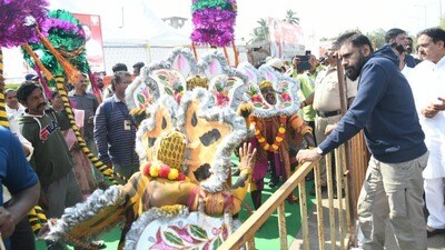 <p>“పీఠికాపురం సంక్రాంతి పండుగకు వేడుక కావాలి. మతాలకు అతీతంగా అందరూ కేరళ ఓనం పండుగ తరహాలో జరుపుకోవాలి. ఈ వారసత్వాన్ని భావితరానికి అందించాలి అని కోరుకుంటున్నాను” అని పవన్ కల్యాణ్ చెప్పారు.</p> <p>“పీఠికాపురం సంక్రాంతి పండుగకు వేడుక కావాలి. మతాలకు అతీతంగా అందరూ కేరళ ఓనం పండుగ తరహాలో జరుపుకోవాలి. ఈ వారసత్వాన్ని భావితరానికి అందించాలి అని కోరుకుంటున్నాను” అని పవన్ కల్యాణ్ చెప్పారు.</p>