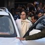 সল্টলেকে আইপ্যাকের অফিসের বাইরে মুখ্যমন্ত্রী মমতা বন্দ্যোপাধ্যায়। (ছবি সৌজন্যে, সমীর জানা/হিন্দুস্তান টাইমস)